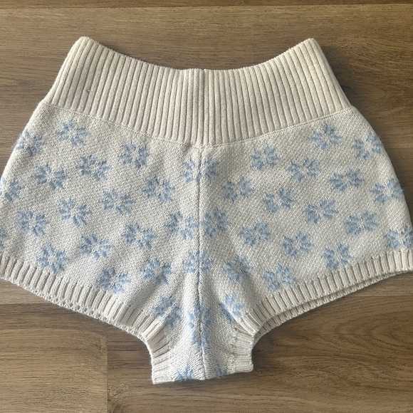 Out From Under Urban Outfitters Snowflake Knit Shorts – Rare - NWOT – Size M - Picture 5 of 7